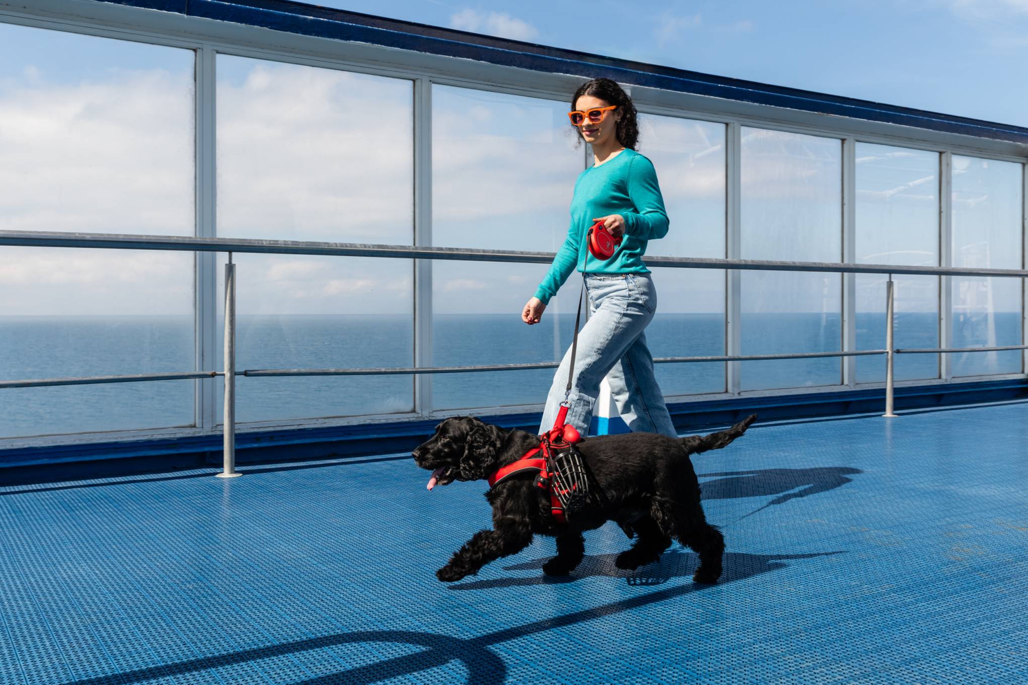 Grimaldi Lines: Cruise Bonaria cane e padrona sul ponte mentre passeggiano