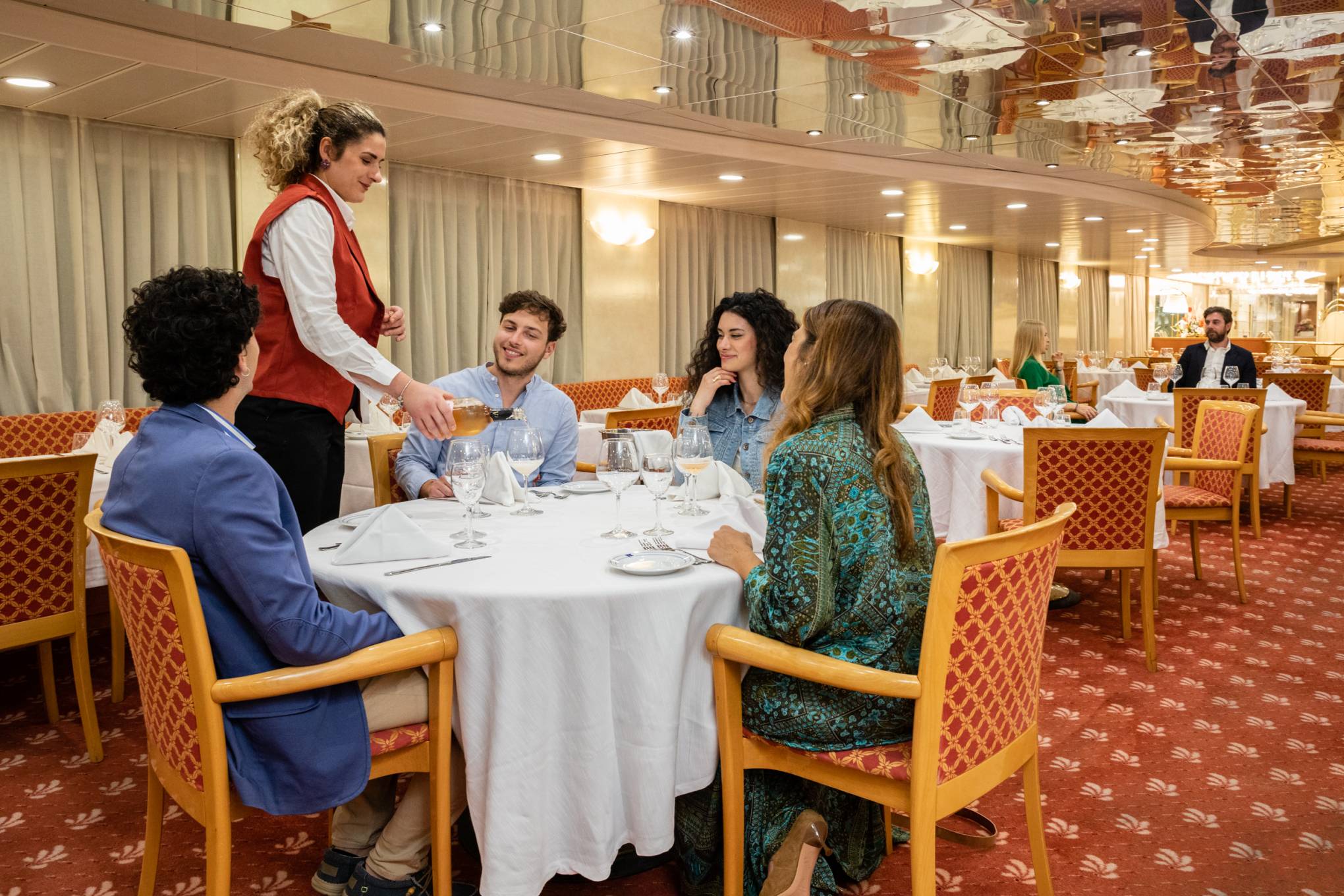 Grimaldi Lines: Ristorante Cruise Bonaria persone ad un tavolo che mangiano