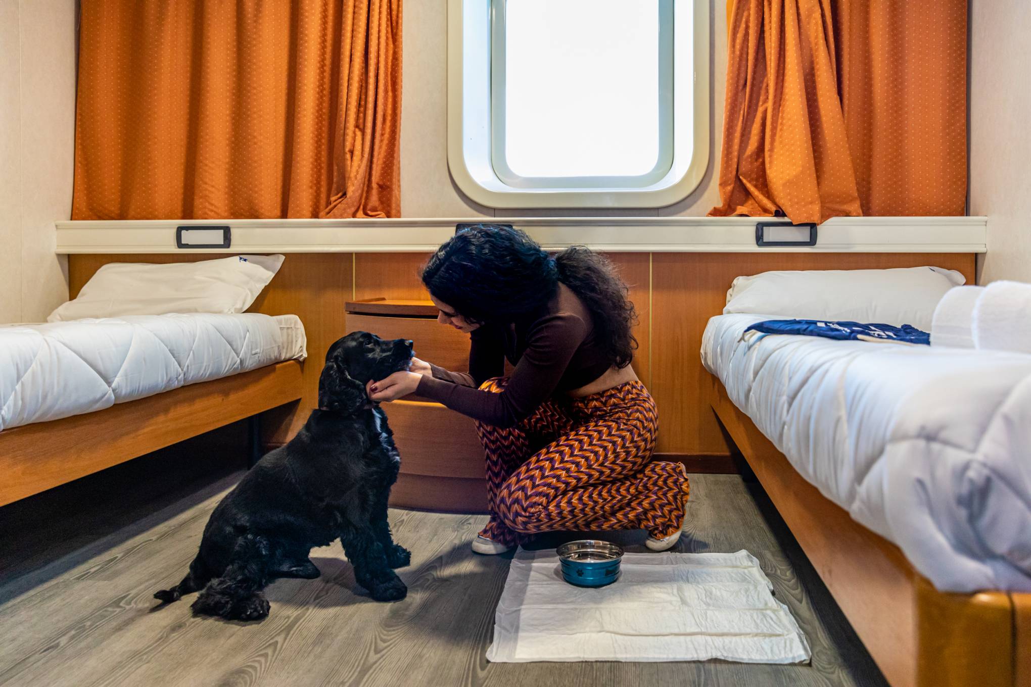 Grimaldi Lines: Cruise Bonaria ragazza con cane in una cabina