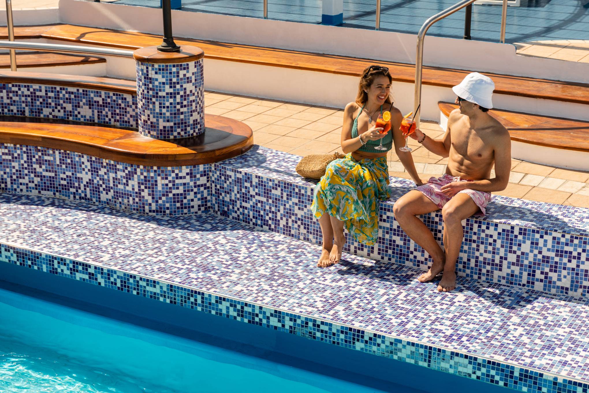 Grimaldi Lines: Cruise Bonaria ragazzi con drink a bordo piscina