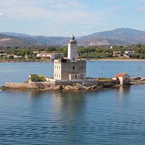 mare di olbia con isolotto