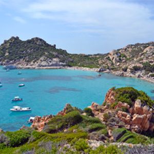 insenatura di olbia con mare azzurro e barche