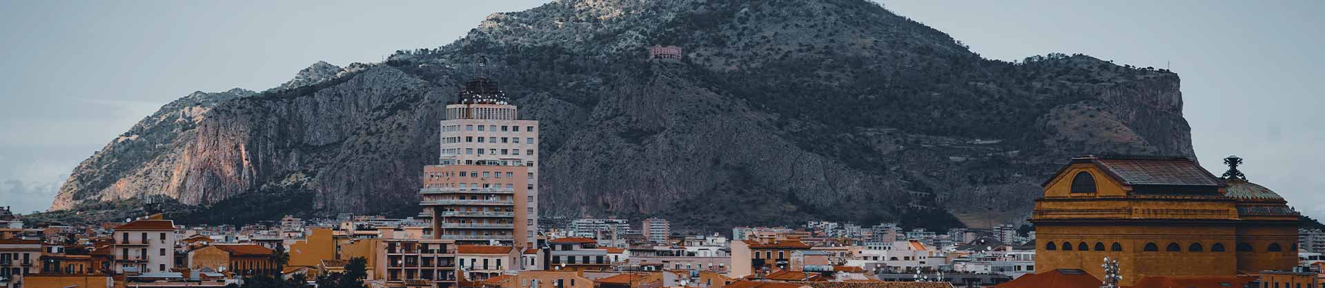 panorama di palermo con sfondo montuoso