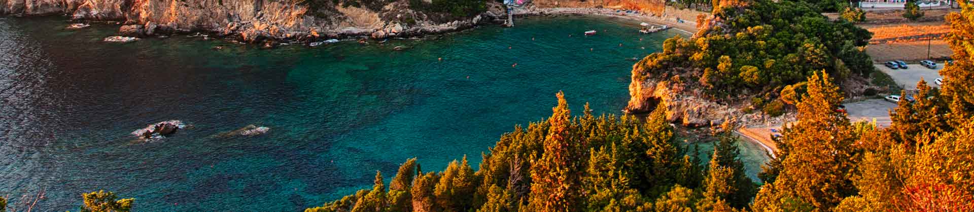 insenatura con mare e montagne a corfù