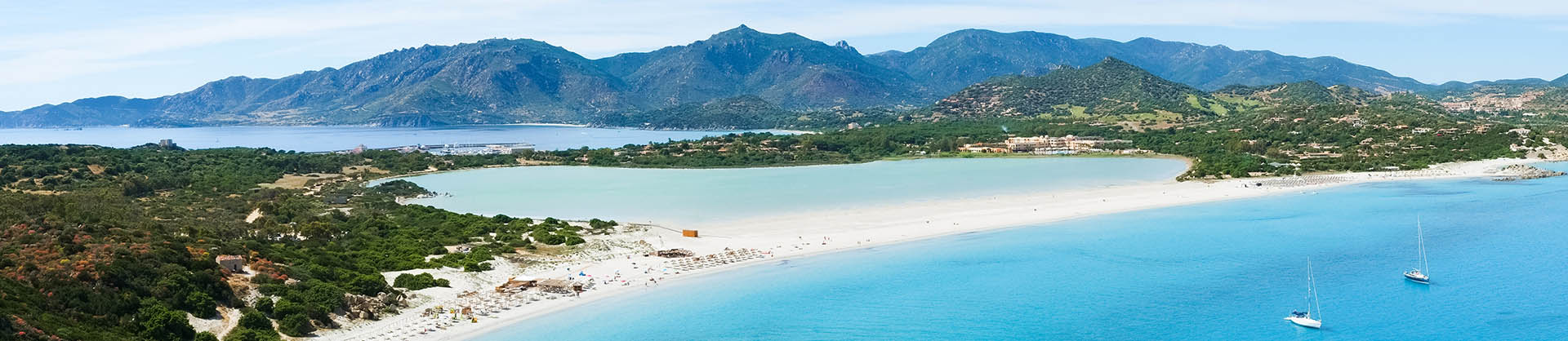 spiaggia bianca con mare cristallino a Cagliari