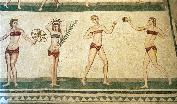 dettaglio del mosaico con ragazze in bikini