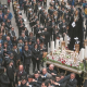 foto di una processione con un carro di una Madonna