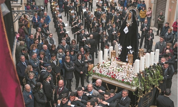 foto di una processione con un carro di una Madonna