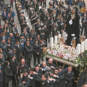 foto di una processione con un carro di una Madonna