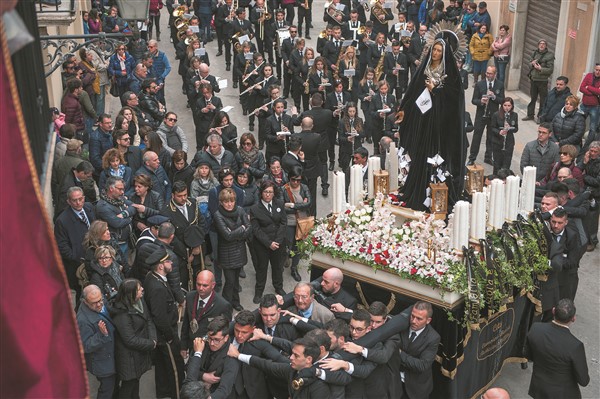 foto di una processione con un carro di una Madonna