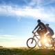 due persone in bici in sardegna