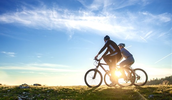 due persone in bici in sardegna