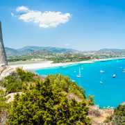 Cosa vedere in Sardegna. Veduta di una spiaggia del nord della Sardegna. Olbia e Golfo Aranci. Grimaldi Lines