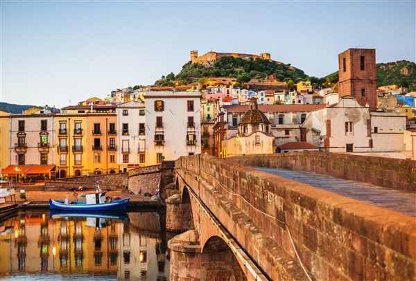 ponte con città di Bosa