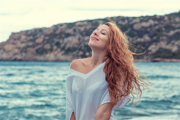 ragazza rilassata in spiaggia