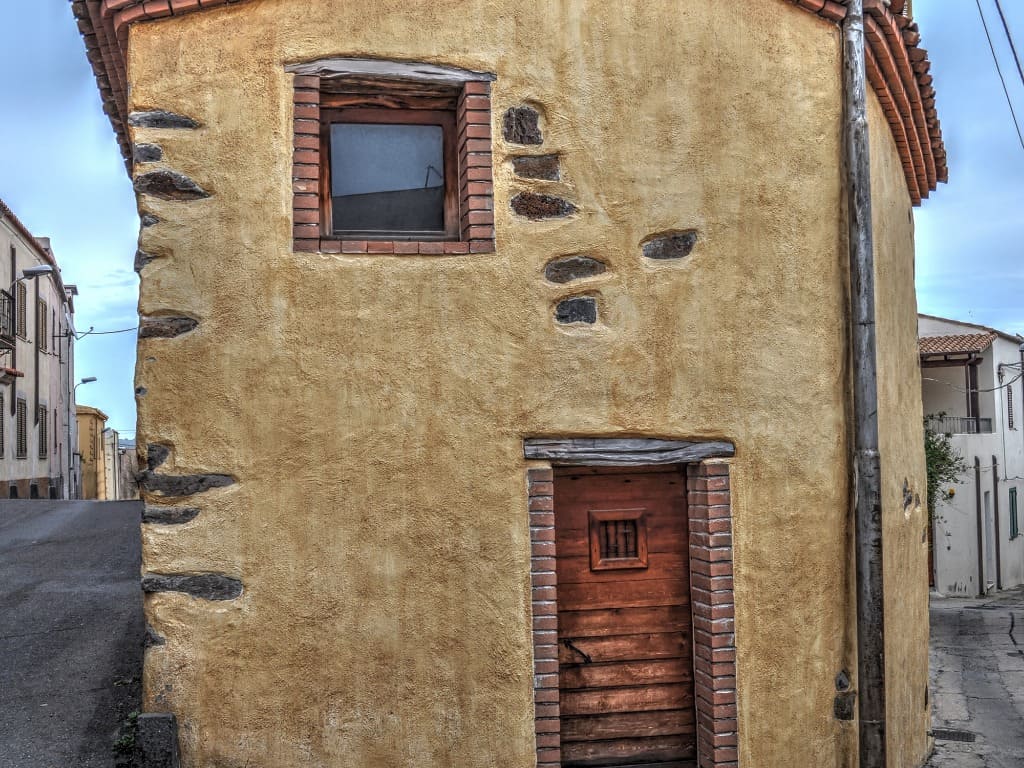 casa-gialla-galtellì-sardegna