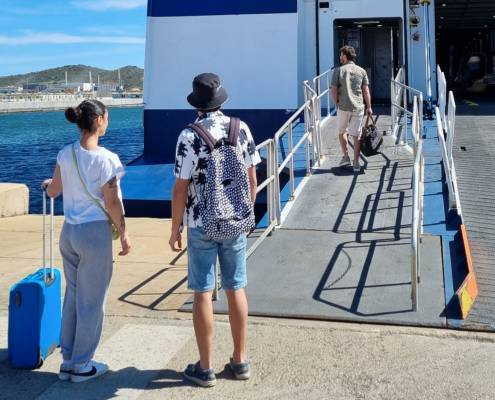 Due ragazzi che si preparano all'imbarco su una nave Grimaldi Lines