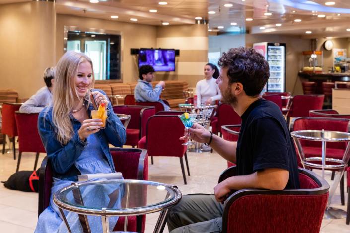 Traghetto crociera Grimaldi Lines che parte dal porto di Barcellona in rotta verso la Sardegna via Porto Torres