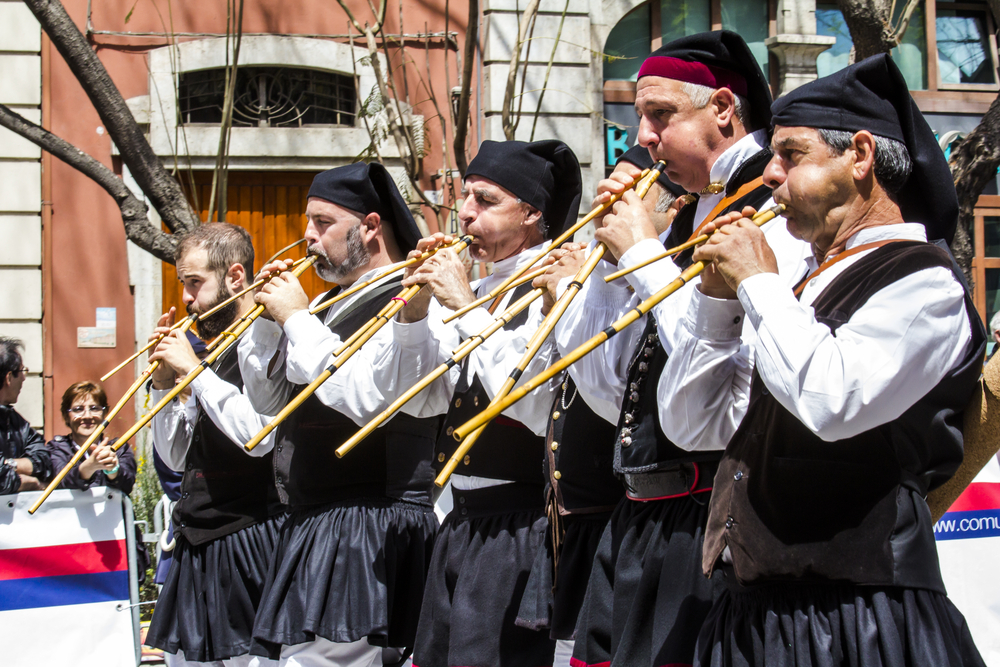 musicisti in costume sardo