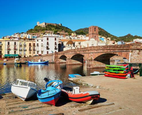 panorama dalla spiaggia a Bosa