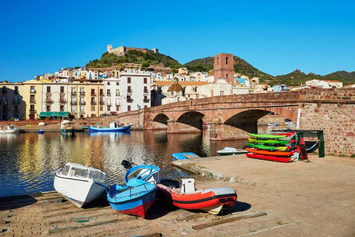 panorama dalla spiaggia a Bosa