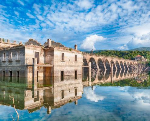 Lago_Omodeo_perfetto_per_un_giro_in_Canoa_tra_mare_cristallino_e_paesaggi_mozzafiato