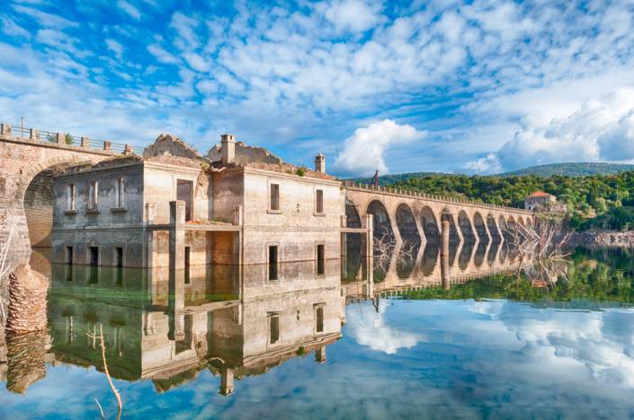 Lago_Omodeo_perfetto_per_un_giro_in_Canoa_tra_mare_cristallino_e_paesaggi_mozzafiato