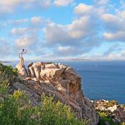 Sardegna_a_fine_estate__mare_più_calmo__trekking_e_sport_all’aria_aperta_da_fare_a_settembre