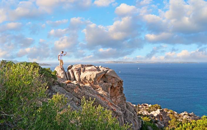 Sardegna_a_fine_estate__mare_più_calmo__trekking_e_sport_all’aria_aperta_da_fare_a_settembre