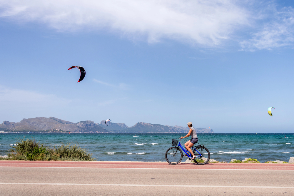 persona in bicicletta su una spiaggia di Maiorca