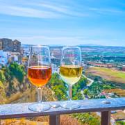 calici di vino su una ringhiera di balcone