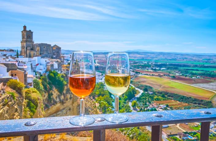 calici di vino su una ringhiera di balcone