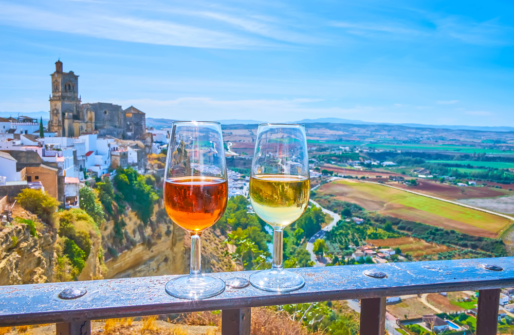 calici di vino su una ringhiera di balcone