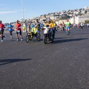 persone che corrono sul lungomare di napoli