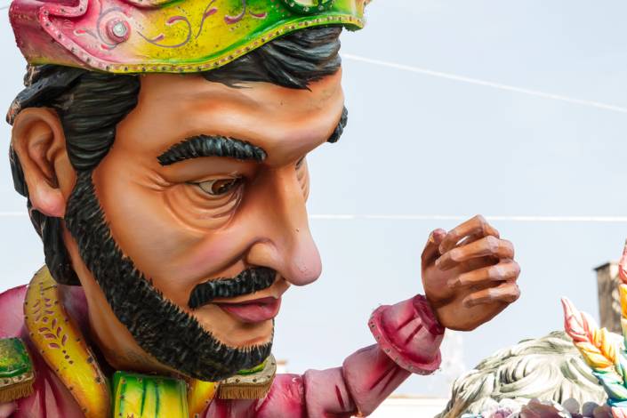 Vivi_il_Carnevale_di_Acireale_2026__itinerario_con_Grimaldi_Lines_tra_Sicilia__carri_e_tradizioni maschera di carnevale