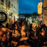Carnevale_a_Barcellona__guida_alle_sfilate_e_agli_eventi_più_belli_da_raggiungere_in_traghetto persone in maschera di carnevale a barcellona