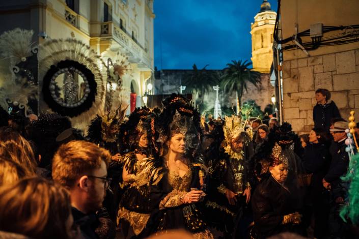 Carnevale_a_Barcellona__guida_alle_sfilate_e_agli_eventi_più_belli_da_raggiungere_in_traghetto persone in maschera di carnevale a barcellona
