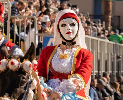 donna vestita di carnevale in sardegna