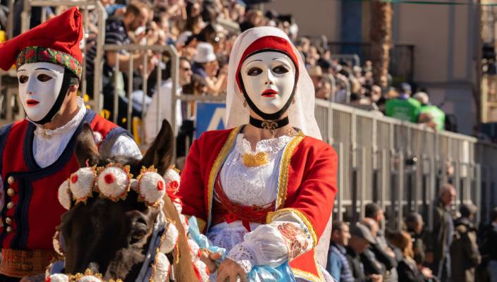 donna vestita di carnevale in sardegna